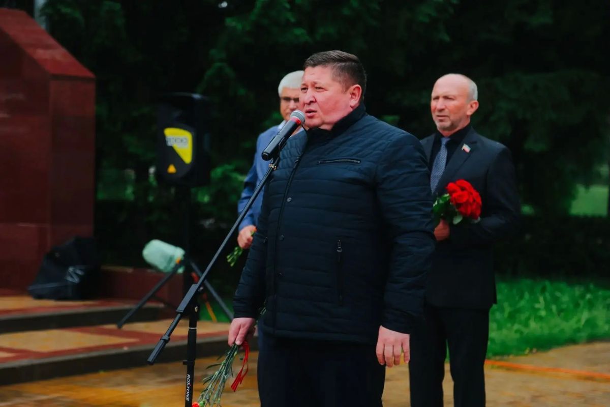 «Памяти павших будьте достойны»: челнинцы зажгли свечи у мемориала в парке Победы «Памяти павших будьте достойны»: челнинцы зажгли свечи у мемориала в парке Победы
