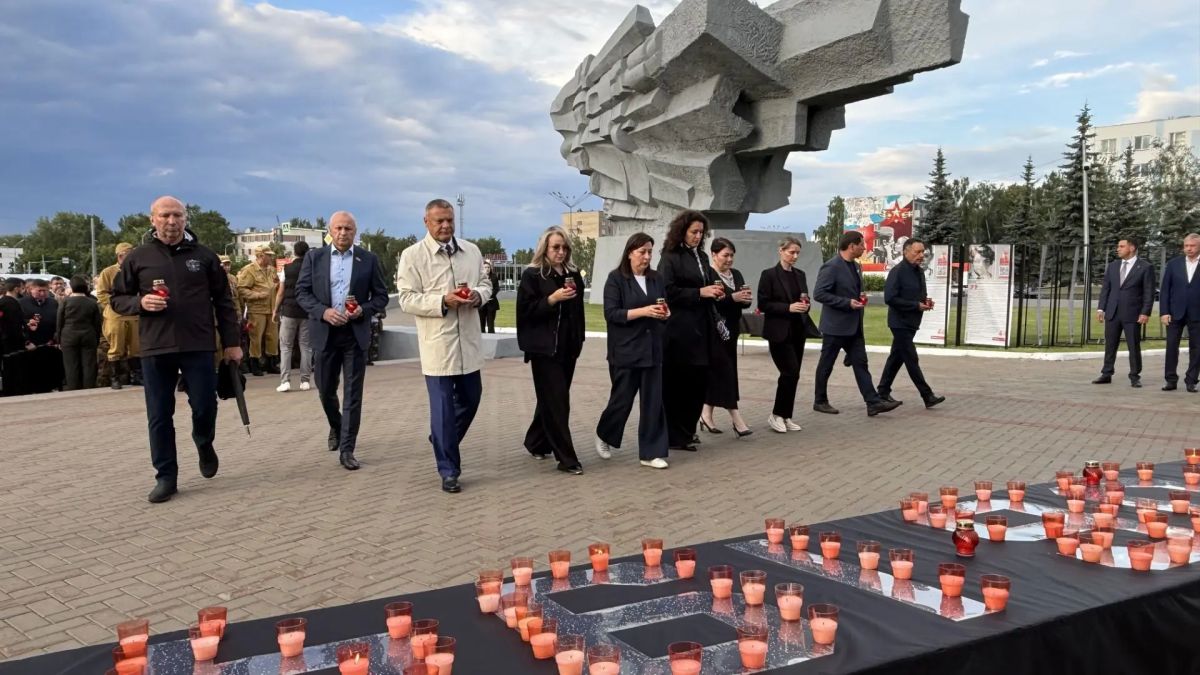 В Набережных Челнах зажгли свечи памяти у мемориала «Родина-мать» В Набережных Челнах зажгли свечи памяти у мемориала «Родина-мать»