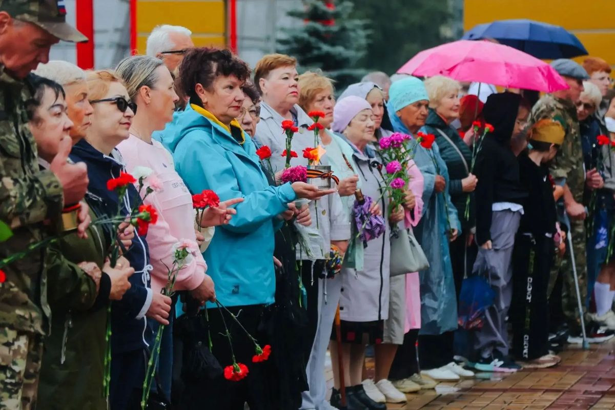 «Памяти павших будьте достойны»: челнинцы зажгли свечи у мемориала в парке Победы «Памяти павших будьте достойны»: челнинцы зажгли свечи у мемориала в парке Победы