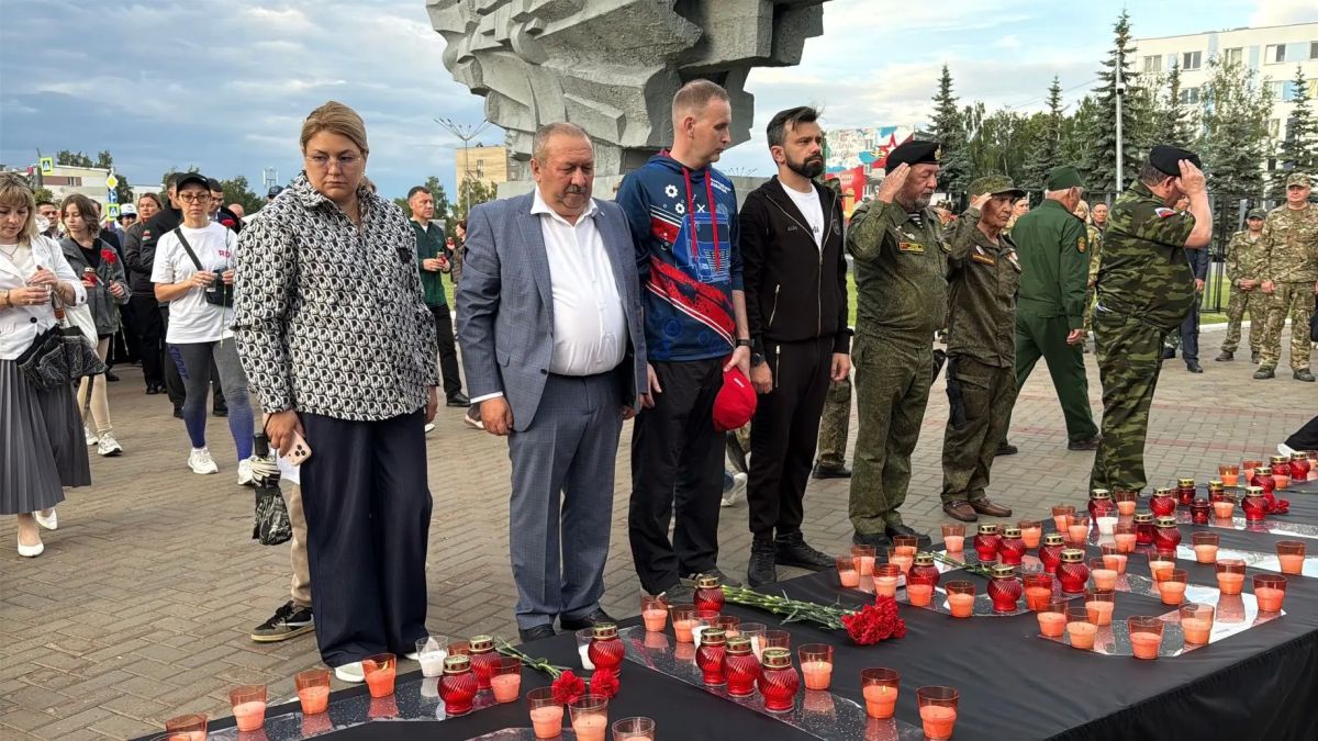 В Набережных Челнах зажгли свечи памяти у мемориала «Родина-мать» В Набережных Челнах зажгли свечи памяти у мемориала «Родина-мать»