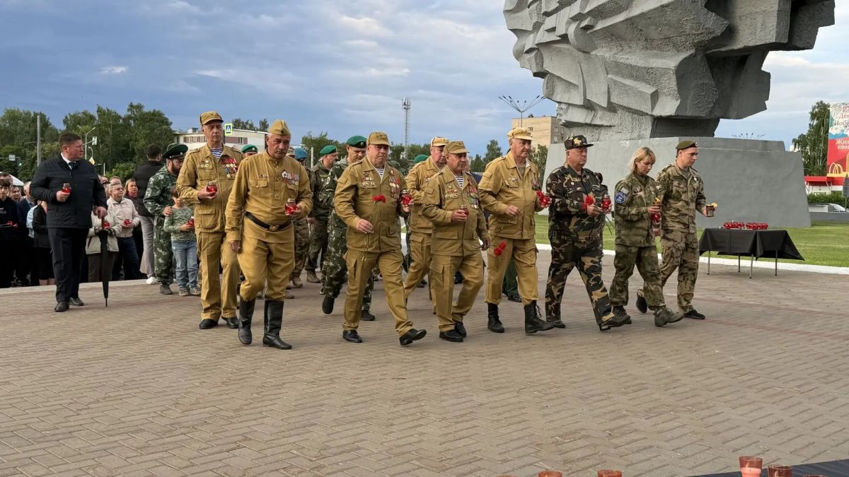 В Набережных Челнах зажгли свечи памяти у мемориала «Родина-мать» В Набережных Челнах зажгли свечи памяти у мемориала «Родина-мать»