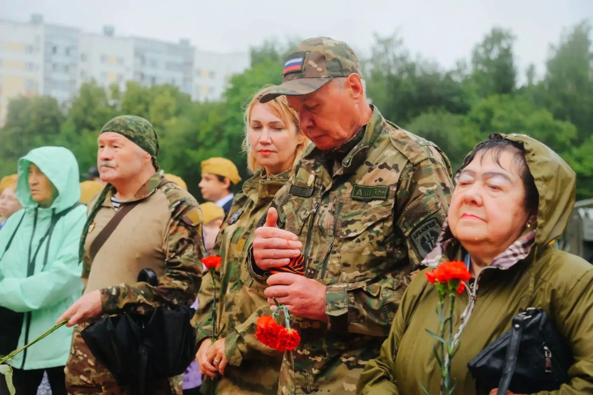 «Памяти павших будьте достойны»: челнинцы зажгли свечи у мемориала в парке Победы «Памяти павших будьте достойны»: челнинцы зажгли свечи у мемориала в парке Победы