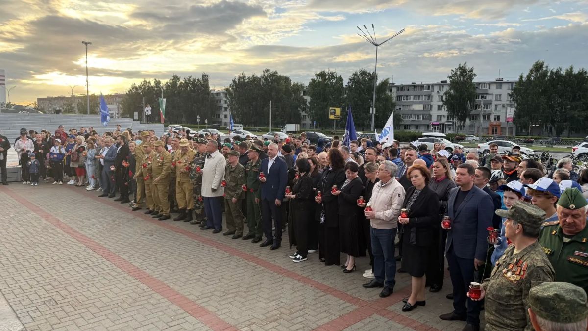 В Набережных Челнах зажгли свечи памяти у мемориала «Родина-мать» В Набережных Челнах зажгли свечи памяти у мемориала «Родина-мать»