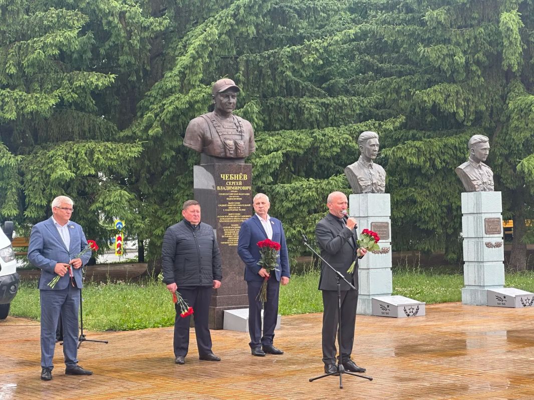 «Памяти павших будьте достойны»: челнинцы зажгли свечи у мемориала в парке Победы «Памяти павших будьте достойны»: челнинцы зажгли свечи у мемориала в парке Победы
