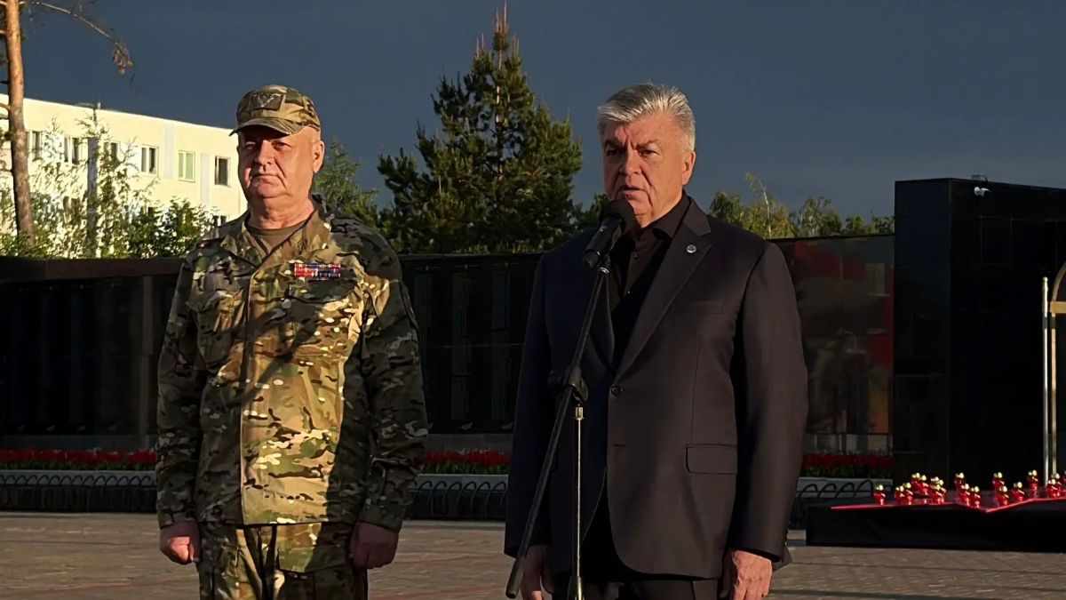 В Набережных Челнах зажгли свечи памяти у мемориала «Родина-мать» В Набережных Челнах зажгли свечи памяти у мемориала «Родина-мать»