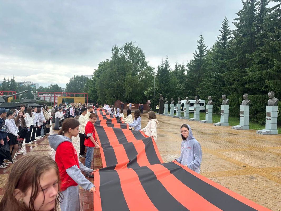 «Памяти павших будьте достойны»: челнинцы зажгли свечи у мемориала в парке Победы «Памяти павших будьте достойны»: челнинцы зажгли свечи у мемориала в парке Победы