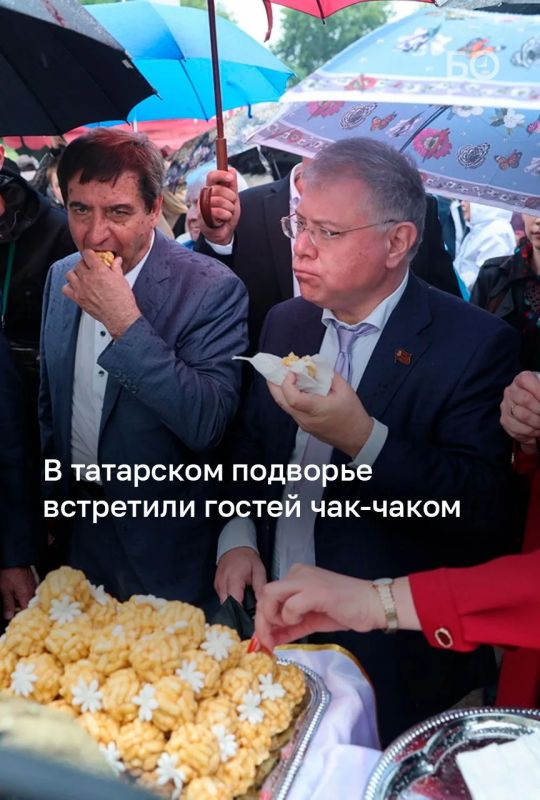 «Наша национальная кухня и наш „КАМАЗ“! Наши умельцы сделали его из чак-чака!» — говорил на Сабантуе в Москве мэр Набережных Челнов Наиль Магдеев «Наша национальная кухня и наш „КАМАЗ“! Наши умельцы сделали его из чак-чака!» — говорил на Сабантуе в Москве мэр Набережных Челнов Наиль Магдеев