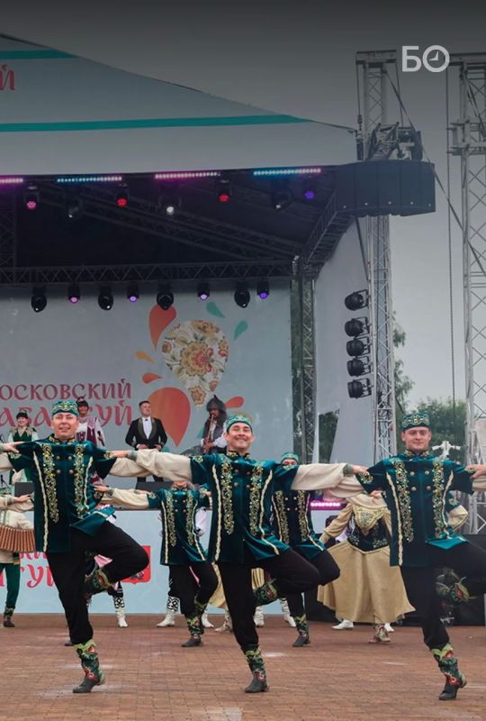 «Наша национальная кухня и наш „КАМАЗ“! Наши умельцы сделали его из чак-чака!» — говорил на Сабантуе в Москве мэр Набережных Челнов Наиль Магдеев «Наша национальная кухня и наш „КАМАЗ“! Наши умельцы сделали его из чак-чака!» — говорил на Сабантуе в Москве мэр Набережных Челнов Наиль Магдеев
