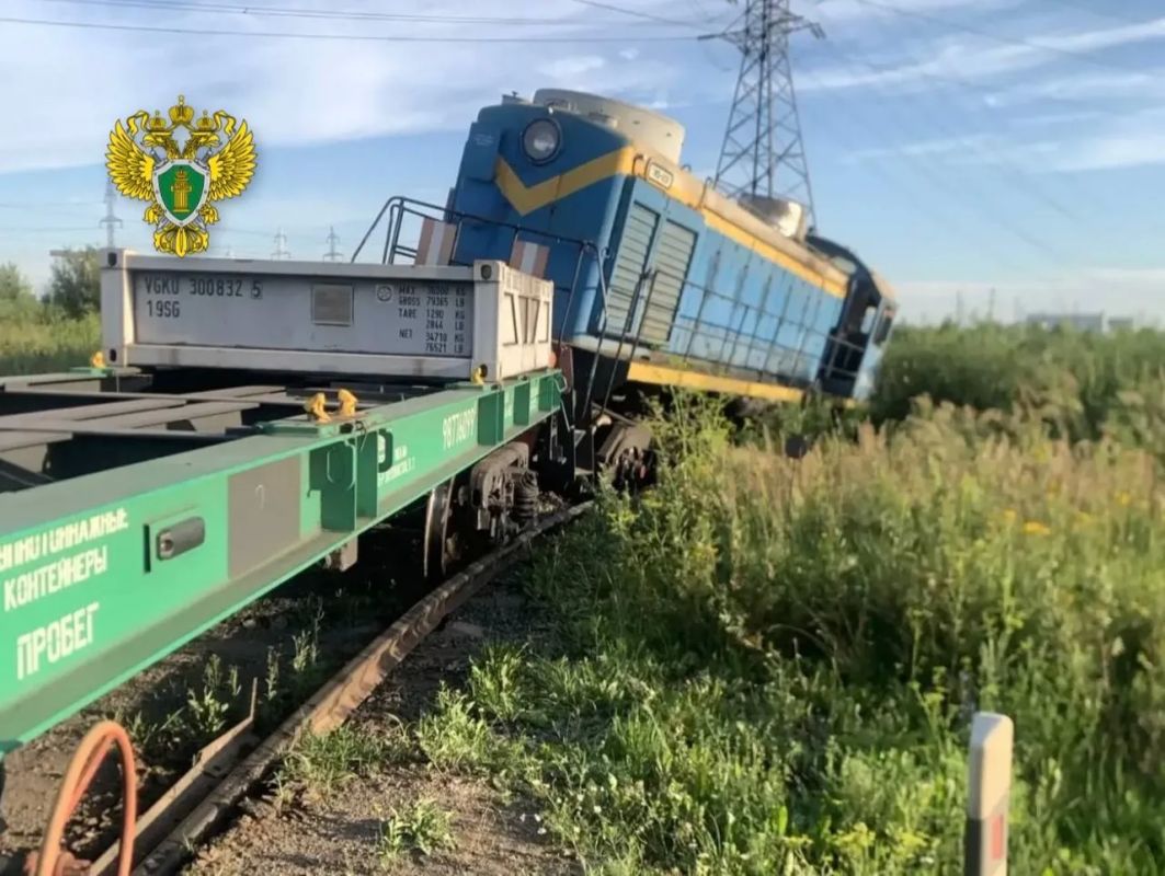 Еще фотографии с места трагедии, где грузовик врезался в тепловоз Еще фотографии с места трагедии, где грузовик врезался в тепловоз