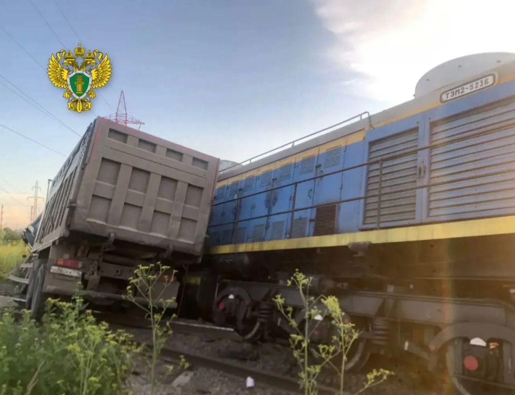Еще фотографии с места трагедии, где грузовик врезался в тепловоз Еще фотографии с места трагедии, где грузовик врезался в тепловоз