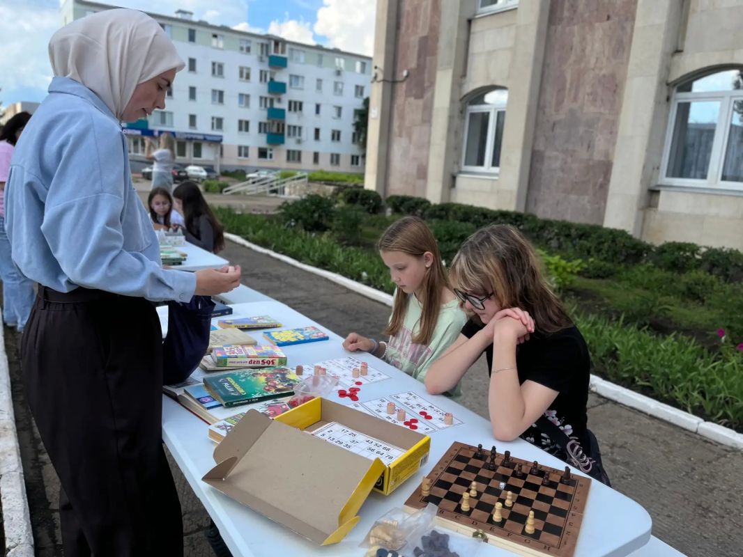 Игры, сказки и чудеса: как прошла встреча в летнем читальном зале Игры, сказки и чудеса: как прошла встреча в летнем читальном зале