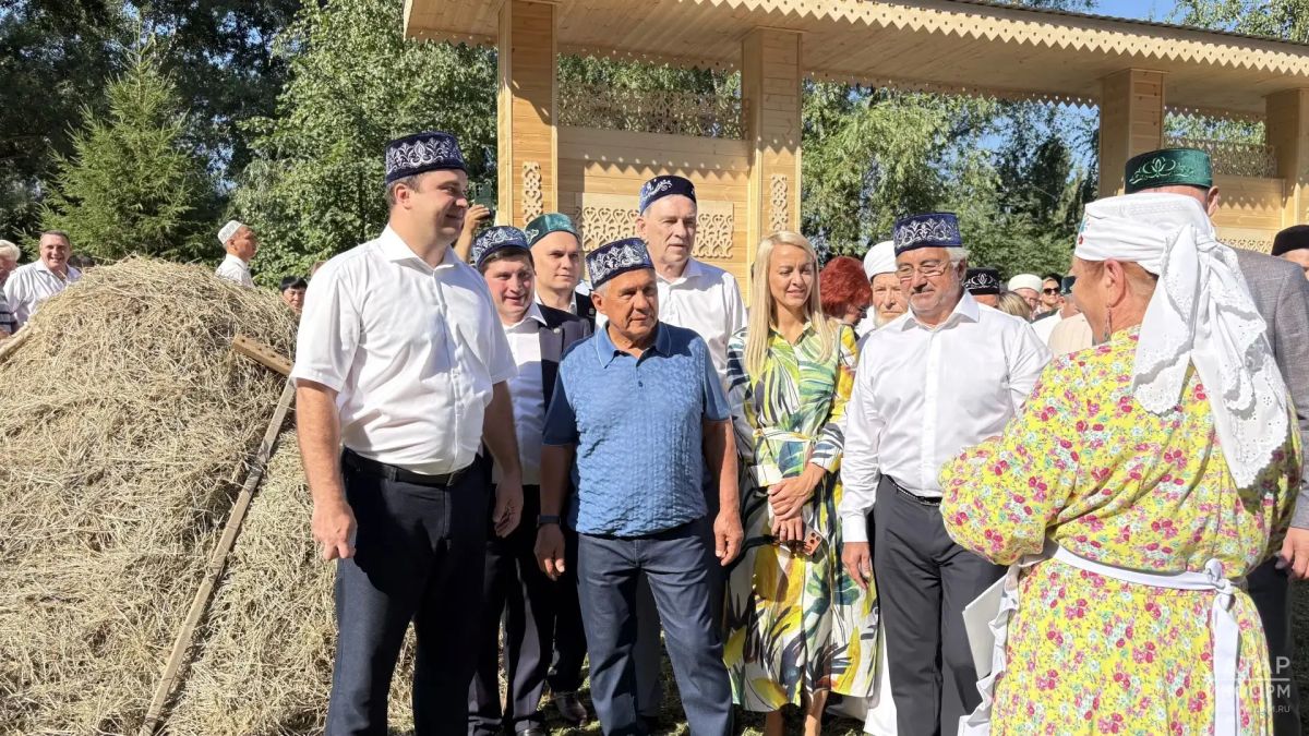Рустам Минниханов на Сабантуе в Омске вручил «Гранту» батыру из Челнов Рустам Минниханов на Сабантуе в Омске вручил «Гранту» батыру из Челнов