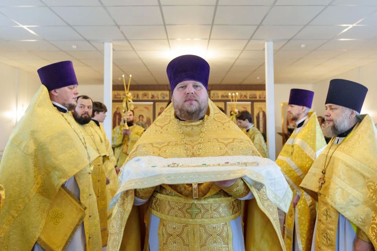 В Челнах освятили временный Воскресенский храм для будущего собора В Челнах освятили временный Воскресенский храм для будущего собора