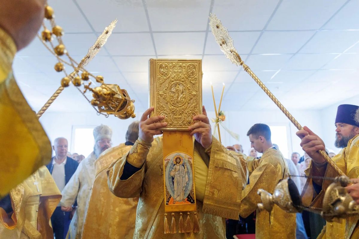 В Челнах освятили временный Воскресенский храм для будущего собора В Челнах освятили временный Воскресенский храм для будущего собора
