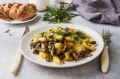 Наслаждаемся простотой: жареный картофель с грибами как идеальный обед