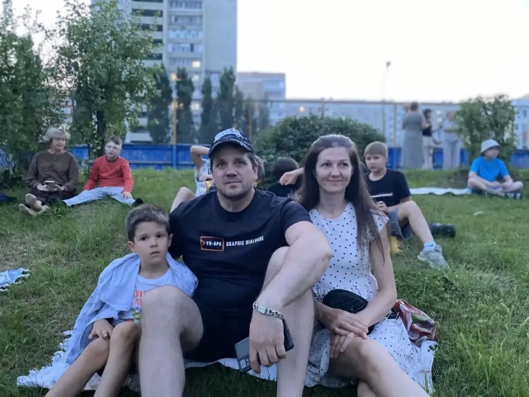 Кинотеатр под открытым небом: когда соседи становятся семьёй Кинотеатр под открытым небом: когда соседи становятся семьёй