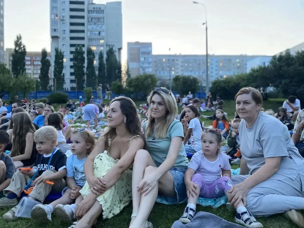 Кинотеатр под открытым небом: когда соседи становятся семьёй Кинотеатр под открытым небом: когда соседи становятся семьёй