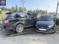 «Гранта» после столкновения с Land Rover сбила женщину на тротуаре