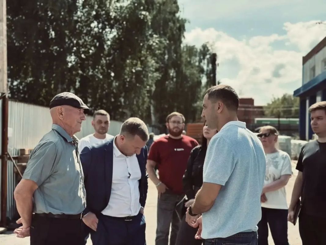 Фарид Салахов проверил ход ремонта ледового дворца и городской бани Фарид Салахов проверил ход ремонта ледового дворца и городской бани