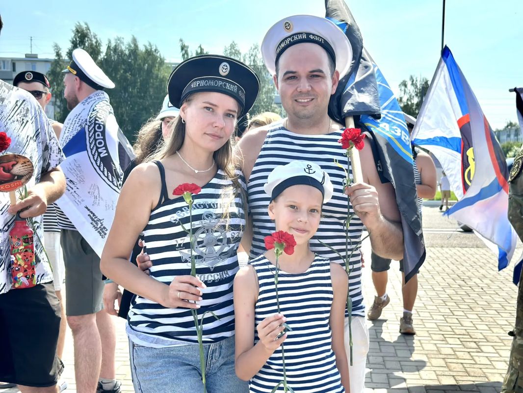 Слава Андреевскому флагу! В Набережных Челнах отметили День ВМФ России Слава Андреевскому флагу! В Набережных Челнах отметили День ВМФ России