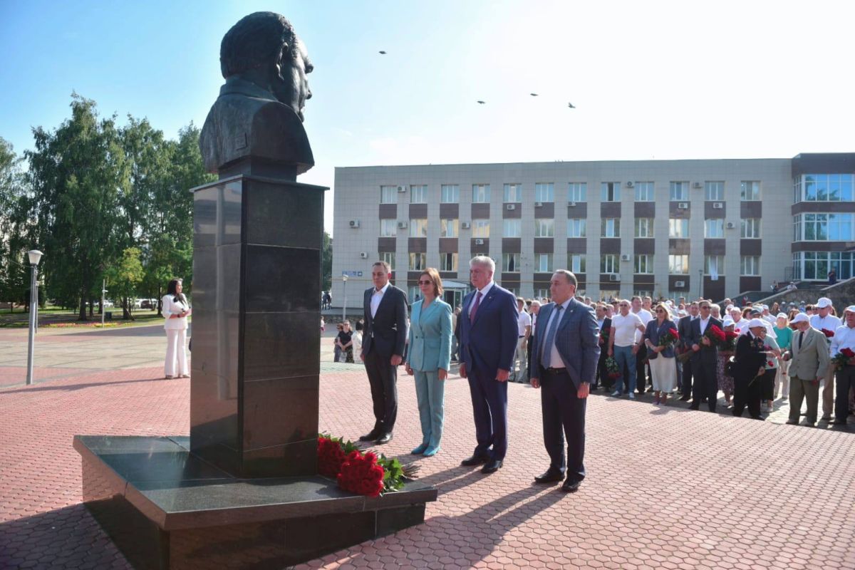 Наиль Магдеев: Сегодня, в канун Дня строителя, вместе с коллегами – депутатами, руководством Министерства архитектуры, строительства и ЖКХ, КАМАЗа, ветеранами-первостроителями почтил память великого Человека – Евгения... Наиль Магдеев: Сегодня, в канун Дня строителя, вместе с коллегами – депутатами, руководством Министерства архитектуры, строительства и ЖКХ, КАМАЗа, ветеранами-первостроителями почтил память великого Человека – Евгения...