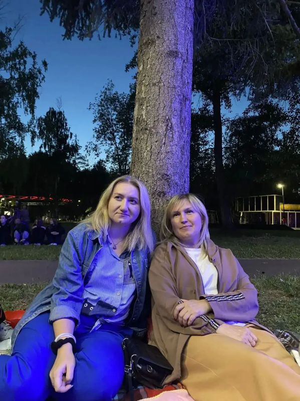 Сегодня вечером в парке Бибишева на два часа челнинцы стали героями одной большой истории под названием «идеальный летний вечер» Сегодня вечером в парке Бибишева на два часа челнинцы стали героями одной большой истории под названием «идеальный летний вечер»