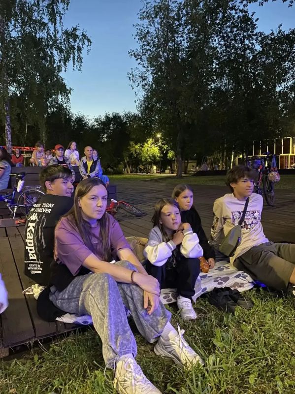 Сегодня вечером в парке Бибишева на два часа челнинцы стали героями одной большой истории под названием «идеальный летний вечер» Сегодня вечером в парке Бибишева на два часа челнинцы стали героями одной большой истории под названием «идеальный летний вечер»