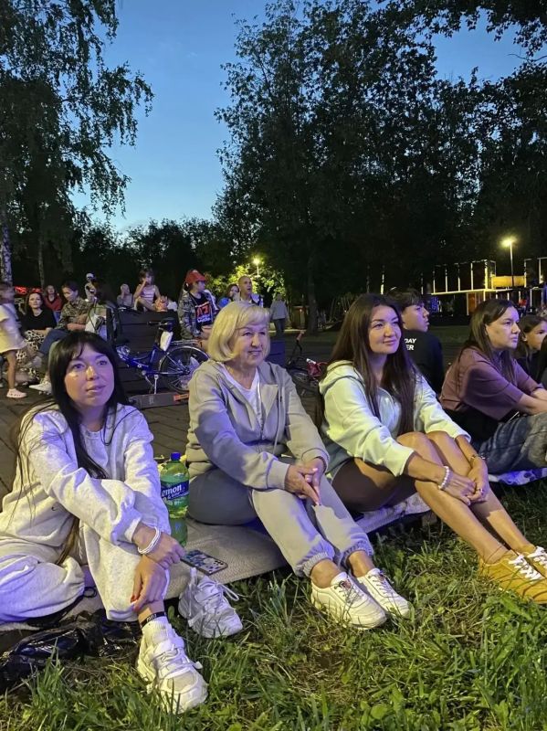 Сегодня вечером в парке Бибишева на два часа челнинцы стали героями одной большой истории под названием «идеальный летний вечер» Сегодня вечером в парке Бибишева на два часа челнинцы стали героями одной большой истории под названием «идеальный летний вечер»