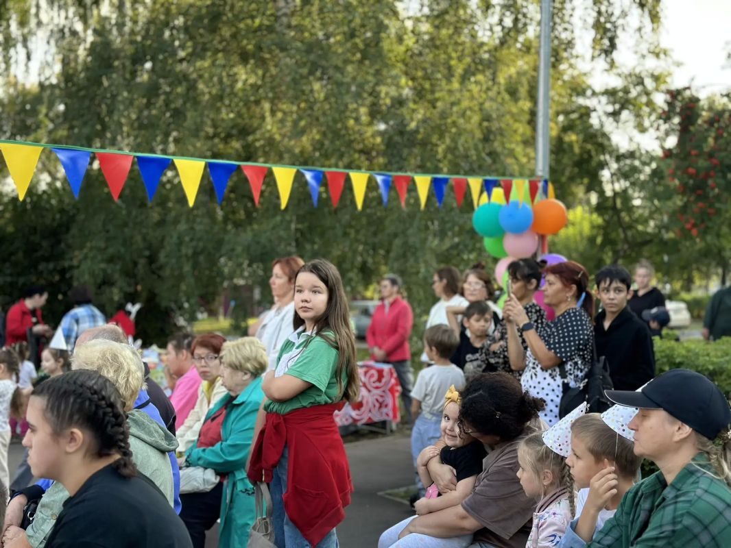 Сегодня в 8 комплексе пос. ГЭС состоялся теплый и душевный праздник, который собрал вместе соседей всех возрастов Сегодня в 8 комплексе пос. ГЭС состоялся теплый и душевный праздник, который собрал вместе соседей всех возрастов