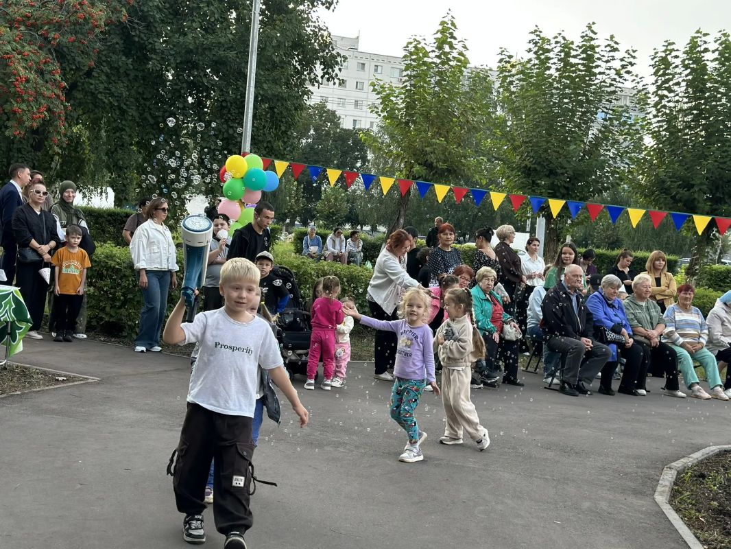 Сегодня в 8 комплексе пос. ГЭС состоялся теплый и душевный праздник, который собрал вместе соседей всех возрастов Сегодня в 8 комплексе пос. ГЭС состоялся теплый и душевный праздник, который собрал вместе соседей всех возрастов