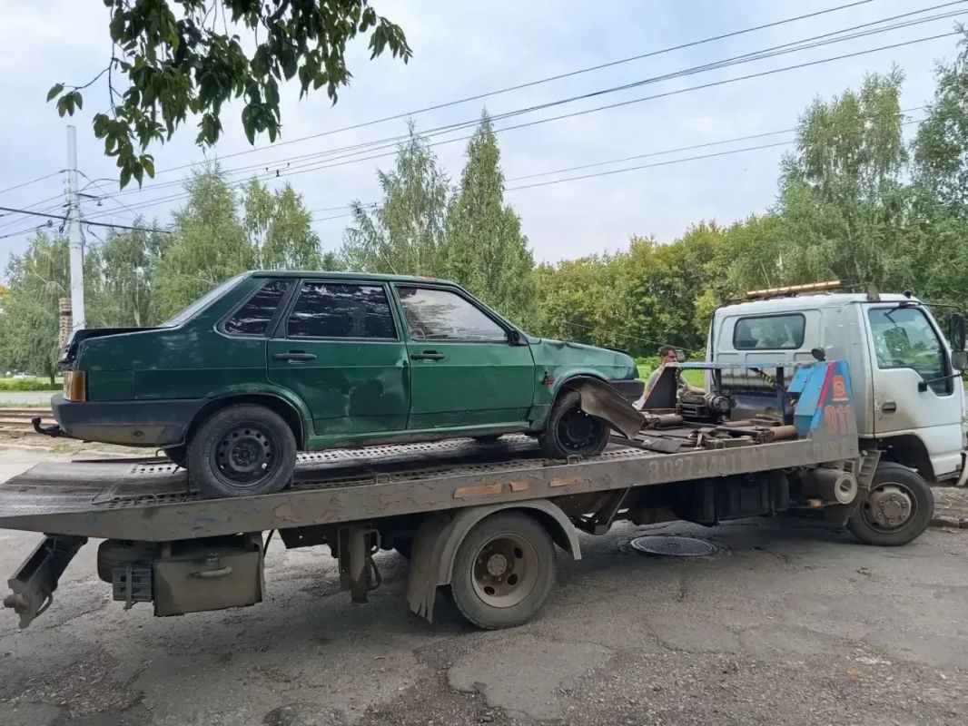 В Комсомольском районе продолжается очистка дворов от автохлама В Комсомольском районе продолжается очистка дворов от автохлама
