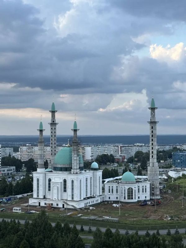 Наиль Магдеев: Сегодня в Набережных Челнах – особо светлое событие: на минарет Исламского духовно-просветительского центра установили последний, девятый, полумесяц Наиль Магдеев: Сегодня в Набережных Челнах – особо светлое событие: на минарет Исламского духовно-просветительского центра установили последний, девятый, полумесяц