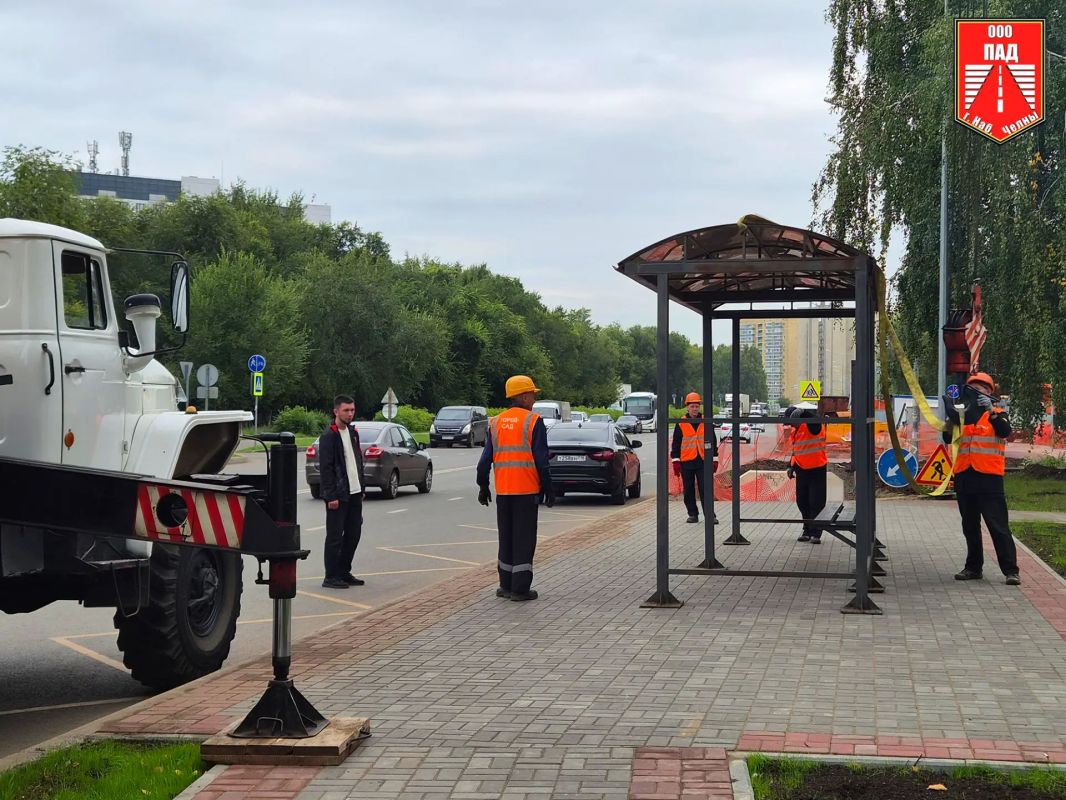На остановку «Улица Комарова» вернулся павильон На остановку «Улица Комарова» вернулся павильон