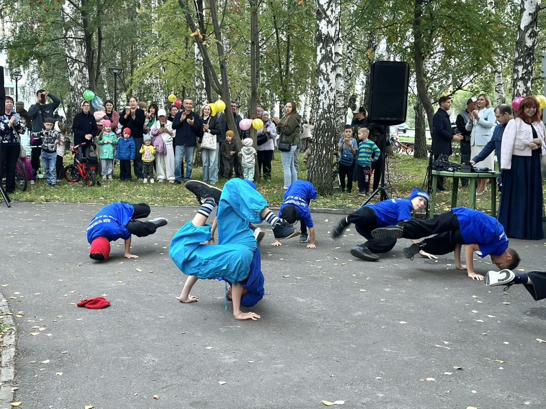 Наш двор - наша семья!. Сегодня сквер «Тридевятое царство» наполнился смехом, музыкой и радостью: здесь состоялся праздник двора для жителей 15-го комплекса пос Наш двор - наша семья!. Сегодня сквер «Тридевятое царство» наполнился смехом, музыкой и радостью: здесь состоялся праздник двора для жителей 15-го комплекса пос