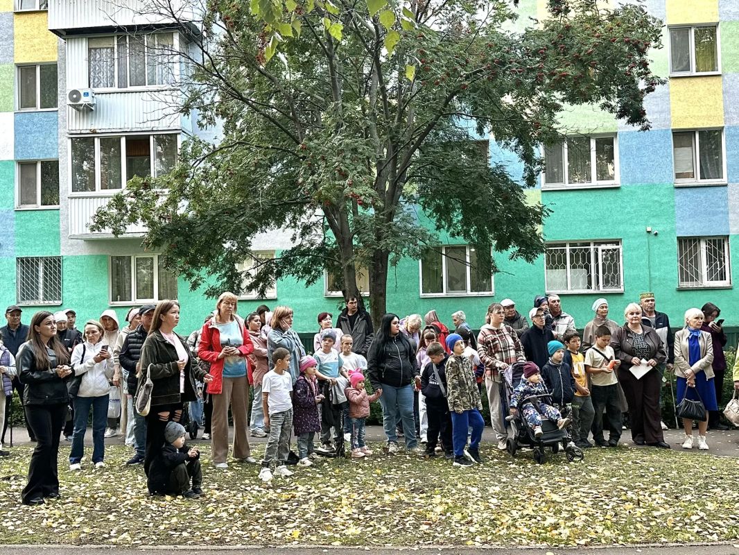 Наш двор - наша семья!. Сегодня сквер «Тридевятое царство» наполнился смехом, музыкой и радостью: здесь состоялся праздник двора для жителей 15-го комплекса пос Наш двор - наша семья!. Сегодня сквер «Тридевятое царство» наполнился смехом, музыкой и радостью: здесь состоялся праздник двора для жителей 15-го комплекса пос