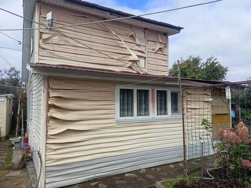 Утренний пожар повредил три дачных дома под Челнами Утренний пожар повредил три дачных дома под Челнами