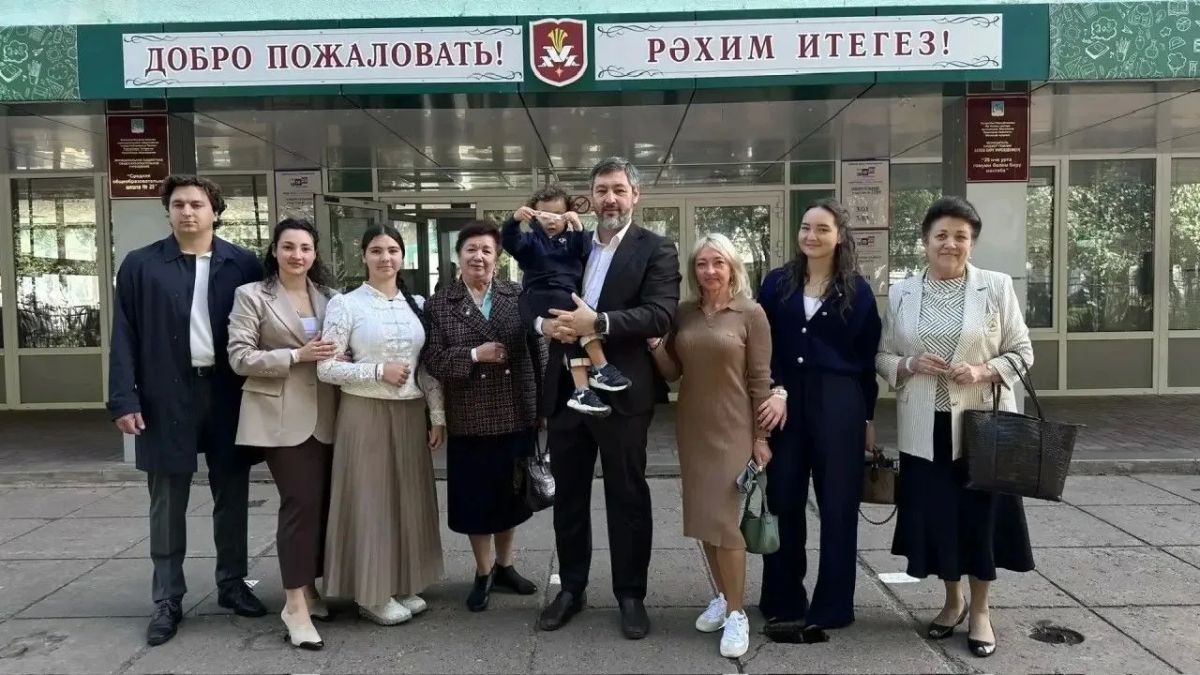 Избирательный участок №2100, расположенный в школе №25, посетил со своей большой семьей заместитель премьер-министра Республики Татарстан, министр промышленности и торговли Республики Татарстан Олег Коробченко Избирательный участок №2100, расположенный в школе №25, посетил со своей большой семьей заместитель премьер-министра Республики Татарстан, министр промышленности и торговли Республики Татарстан Олег Коробченко