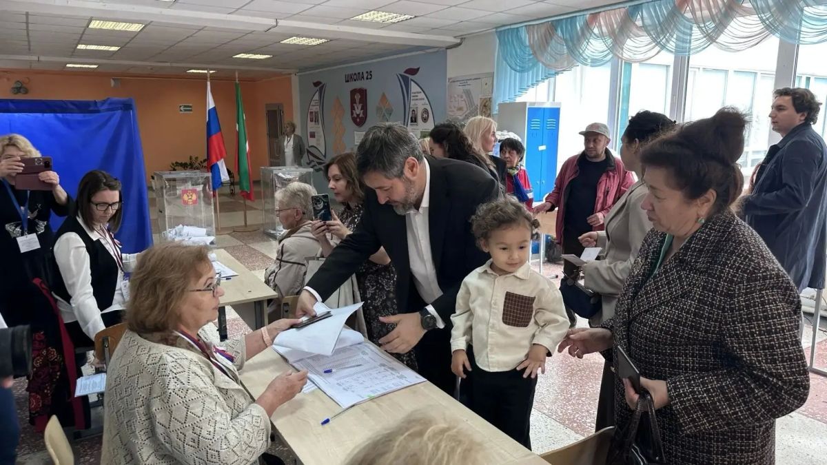 Избирательный участок №2100, расположенный в школе №25, посетил со своей большой семьей заместитель премьер-министра Республики Татарстан, министр промышленности и торговли Республики Татарстан Олег Коробченко Избирательный участок №2100, расположенный в школе №25, посетил со своей большой семьей заместитель премьер-министра Республики Татарстан, министр промышленности и торговли Республики Татарстан Олег Коробченко