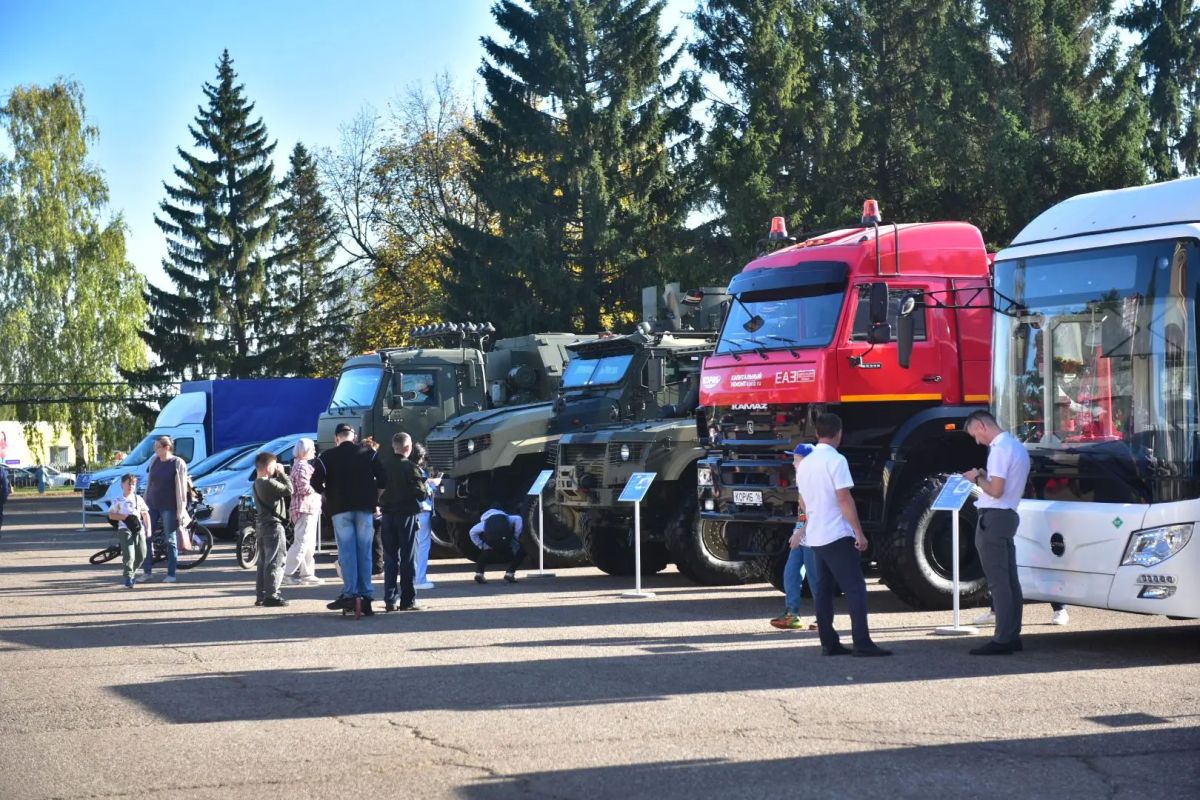От электромобиля до подводных крыльев: парад промышленности республики представили в Набережных Челнах От электромобиля до подводных крыльев: парад промышленности республики представили в Набережных Челнах