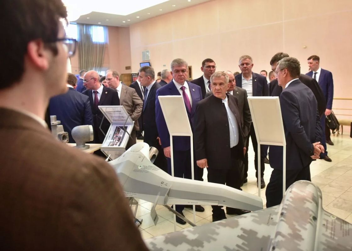 От электромобиля до подводных крыльев: парад промышленности республики представили в Набережных Челнах От электромобиля до подводных крыльев: парад промышленности республики представили в Набережных Челнах