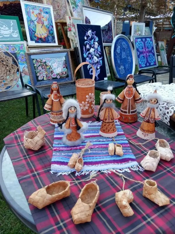 Чай, краски и традиции. Творческая группа из Набережных Челнов «Ак калфаклы рссамнар» приняла участие в фестивале-ярмарке «Татарский чай» в Казани Чай, краски и традиции. Творческая группа из Набережных Челнов «Ак калфаклы рссамнар» приняла участие в фестивале-ярмарке «Татарский чай» в Казани