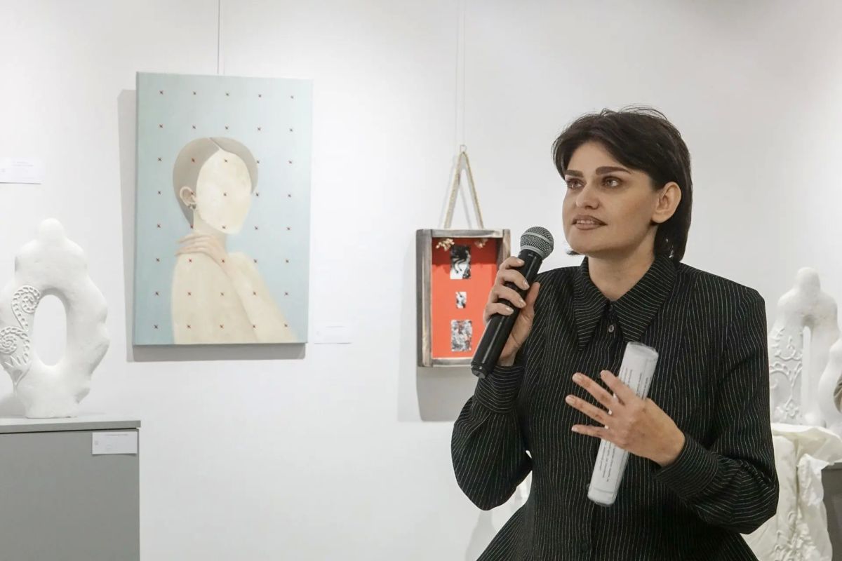 «МИН»: в Челнах открылась выставка-размышление о том, из чего соткана личность