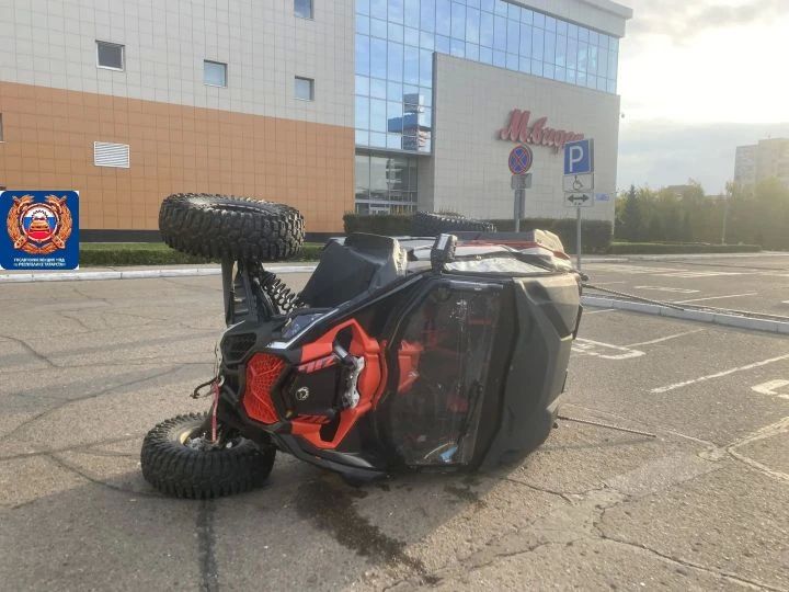 Снегоболотоход перевернулся на парковке торгового центра в Челнах Снегоболотоход перевернулся на парковке торгового центра в Челнах
