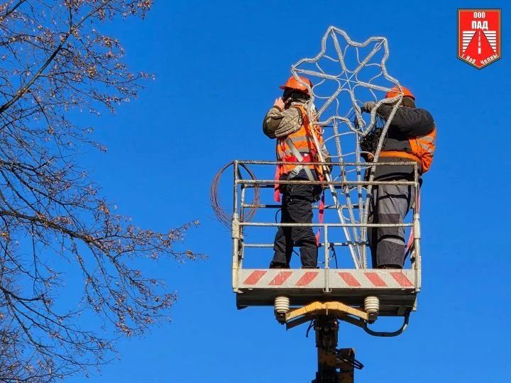 В Челнах начали украшать проспект Мира к Новому году В Челнах начали украшать проспект Мира к Новому году